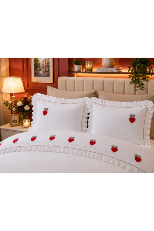 Romance Punch Kalp Nakışlı Fırfırlı Fitilli 6 Parça %100 Pamuk Çift Kişilik Nevresim Seti