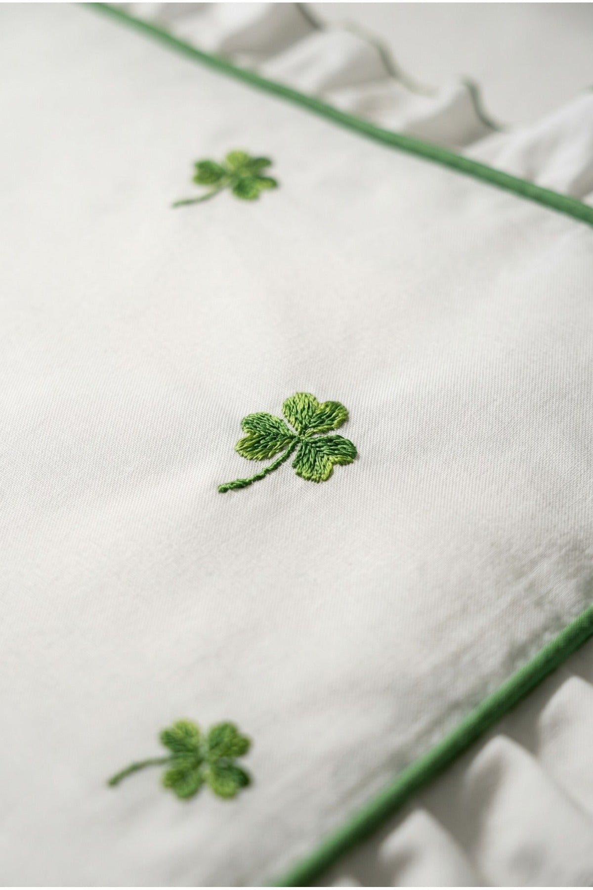 6 Parça %100 Pamuk, Yeşil Yonca Desen Nakışlı ve Fırfırlı Çift Kişilik Nevresim Takımı
