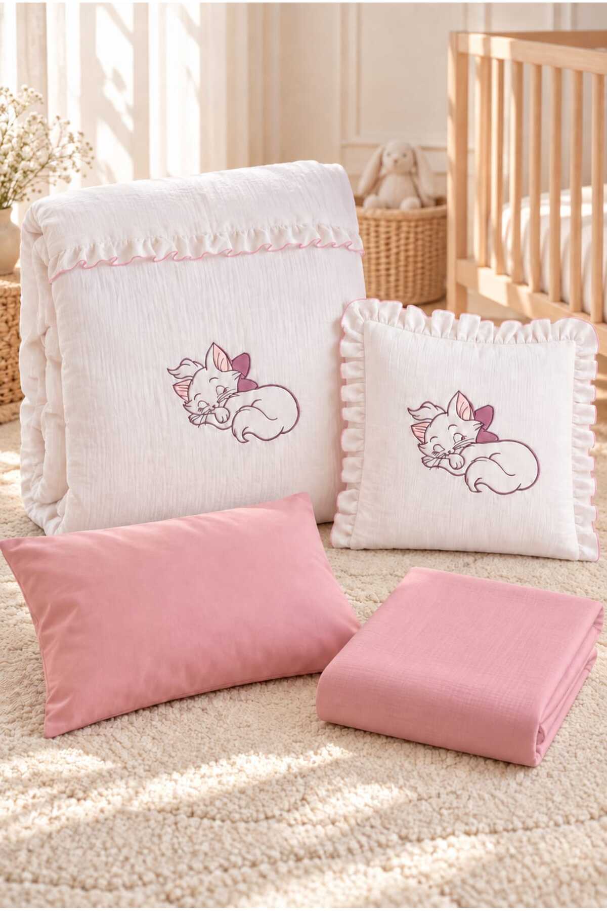 Kedi Pembe Nakışlı Müslin 4 Parçalı Bebek Seti