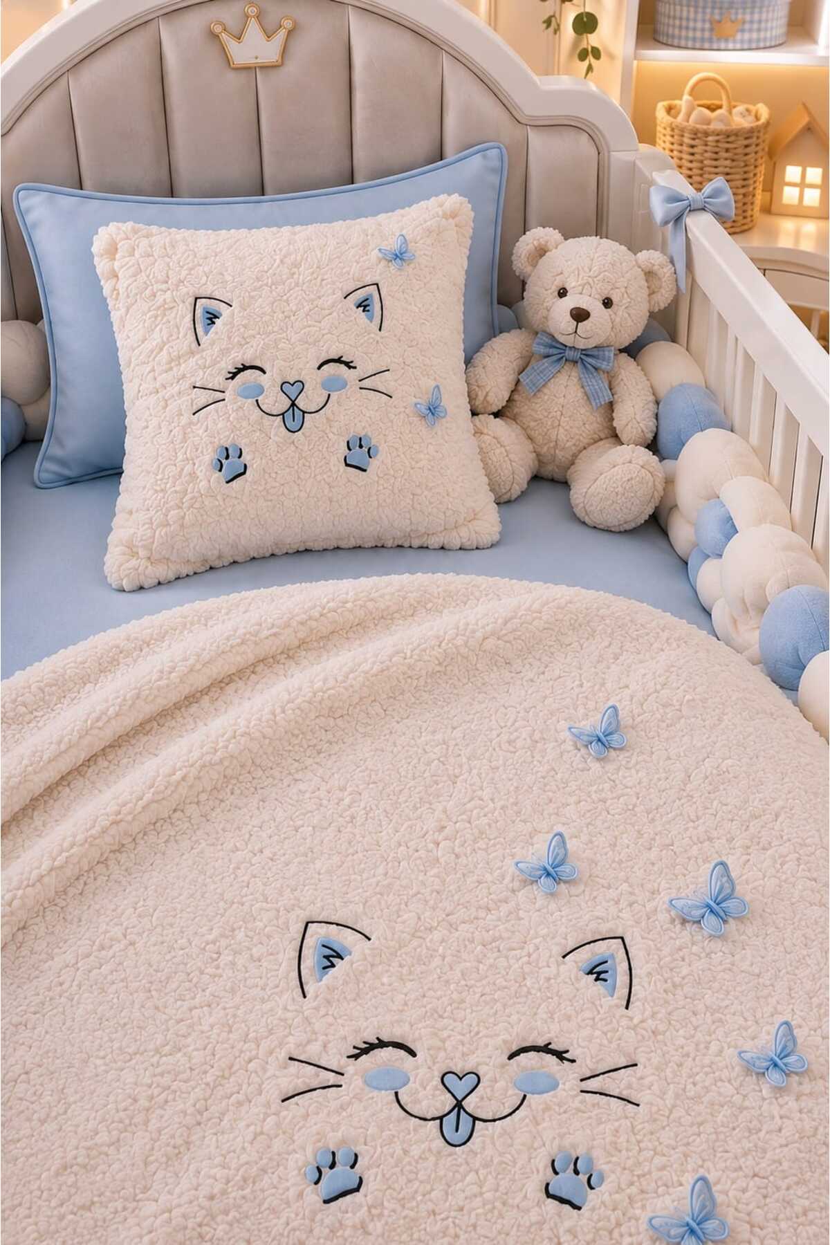 3D Kelebek ve Kedi Nakışlı Pelüş Battaniyeli 4 Parçalı Bebek Seti