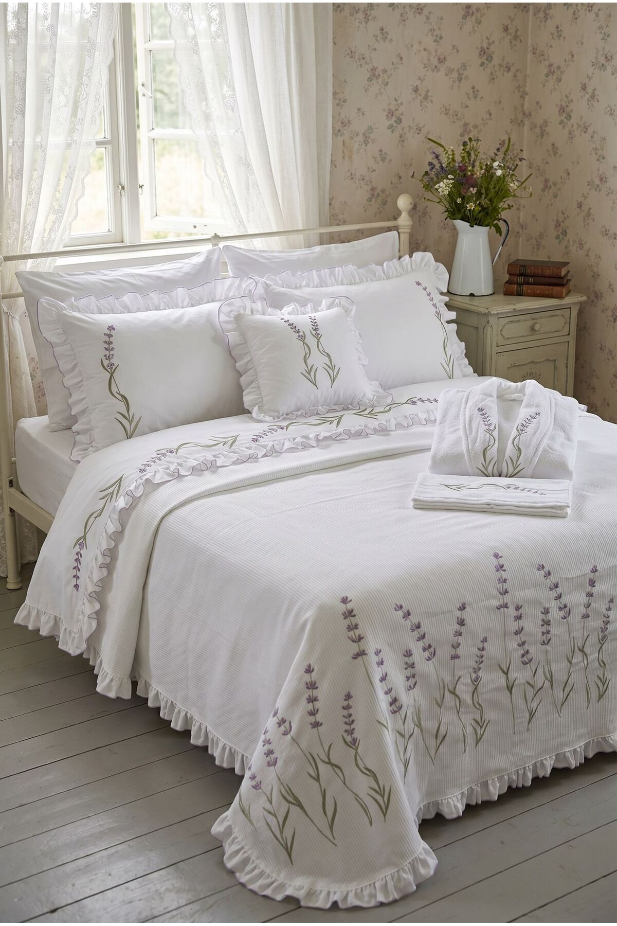 Lavanta Bahçesi %100 Pamuk Nakışlı Pikeli Bornozlu 10 Parça Nevresim Takımı | Premium Çeyizlik Set