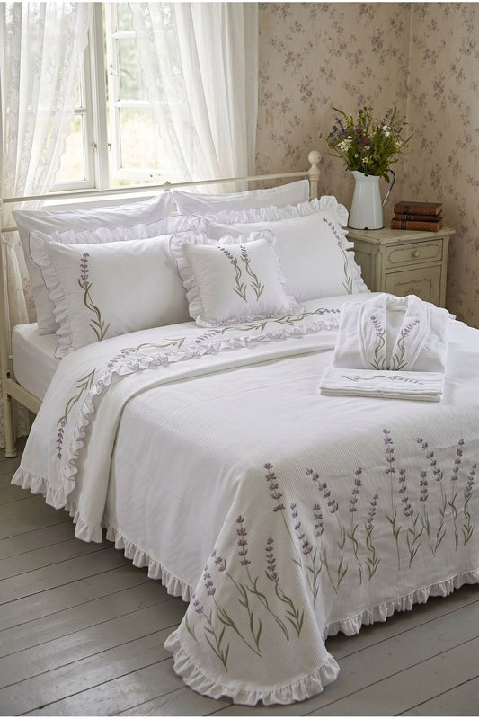 Lavanta Bahçesi %100 Pamuk Nakışlı Pikeli Bornozlu 10 Parça Nevresim Takımı | Premium Çeyizlik Set
