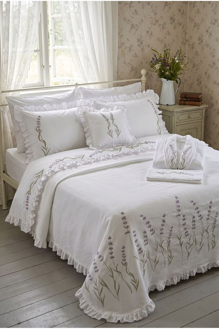 Lavanta Bahçesi %100 Pamuk Nakışlı Pikeli Bornozlu 10 Parça Nevresim Takımı | Premium Çeyizlik Set