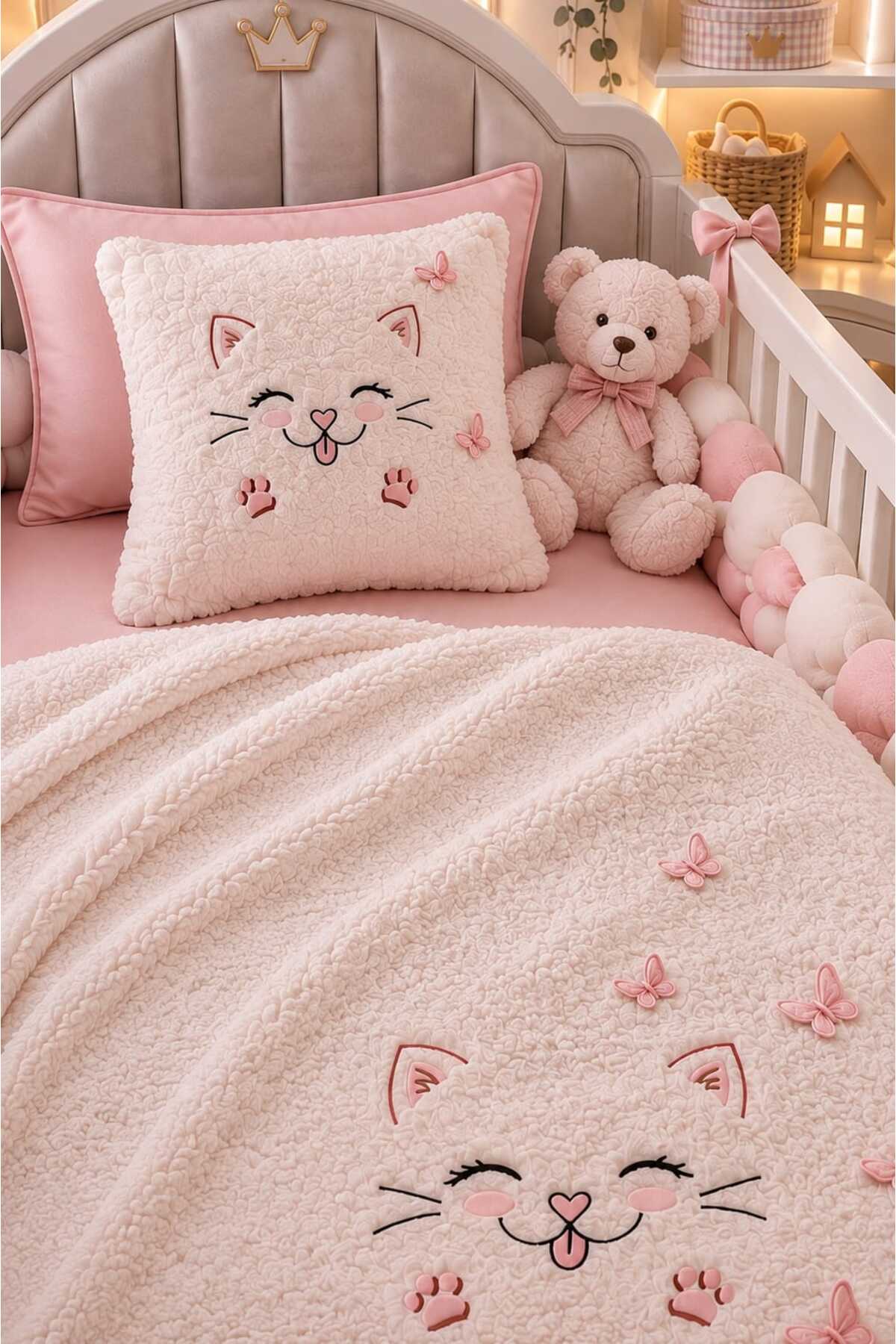 3D Kelebek ve Kedi Nakışlı Pelüş Battaniyeli 4 Parçalı Bebek Seti