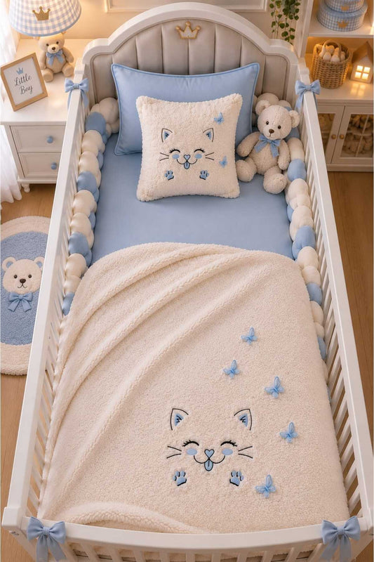 3D Kelebek ve Kedi Nakışlı Pelüş Battaniyeli 4 Parçalı Bebek Seti