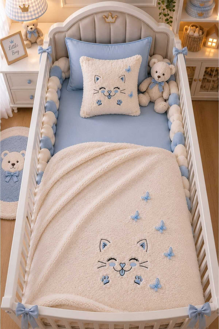 3D Kelebek ve Kedi Nakışlı Pelüş Battaniyeli 4 Parçalı Bebek Seti