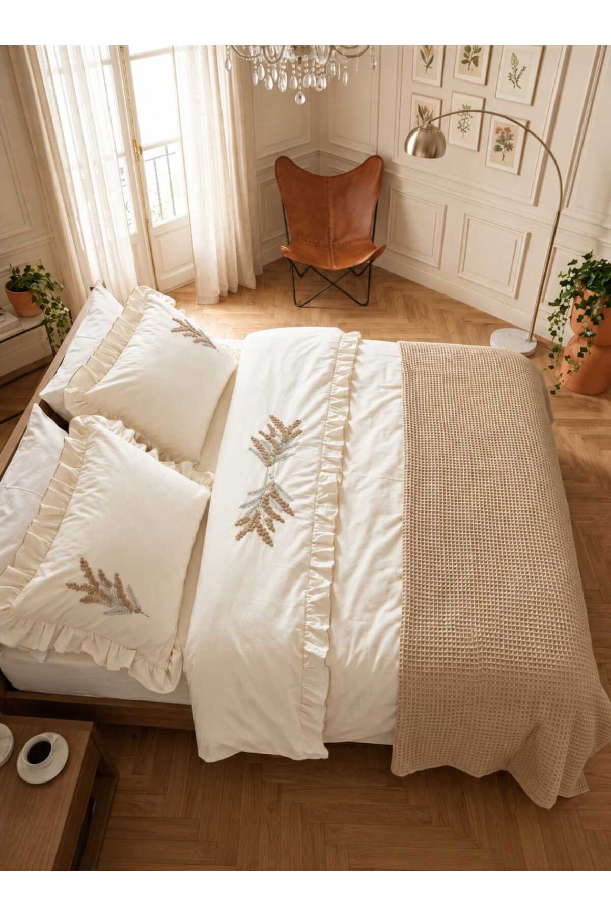 Trigo Bej Çiçek Süzene Nakışlı Pamuk Nevresim Takımı 7 Parça Runnerlı Modern Çift Kişilik Set